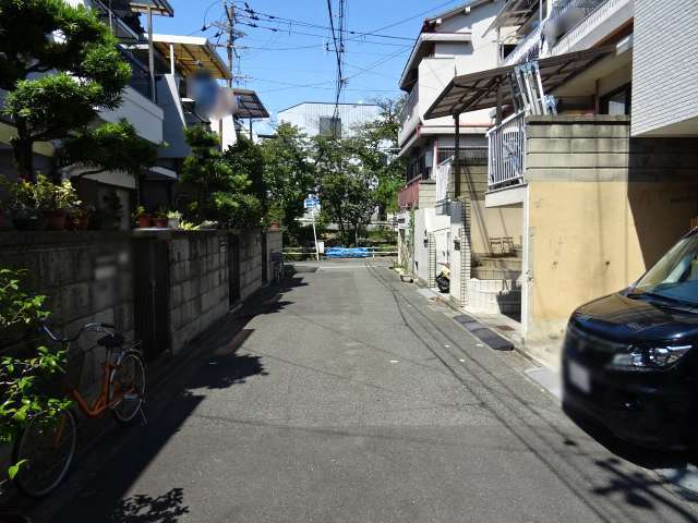町の北西部を南方向から見た景色。主要道路を外れると道幅の狭い街路が多いです。