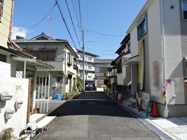 一戸建てやマンションなどが混在しています。