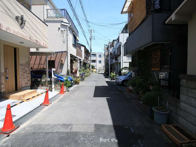 道幅が狭いですが、直線的な街路が多いです。
