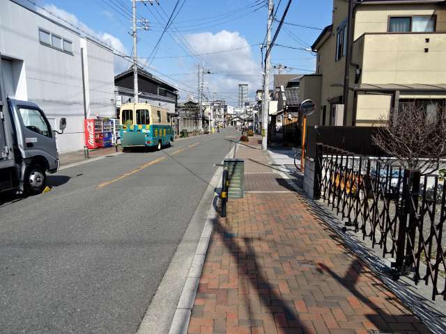 町の南部を南方向から見た景色。奥には亀岡街道の街並みが見えます。