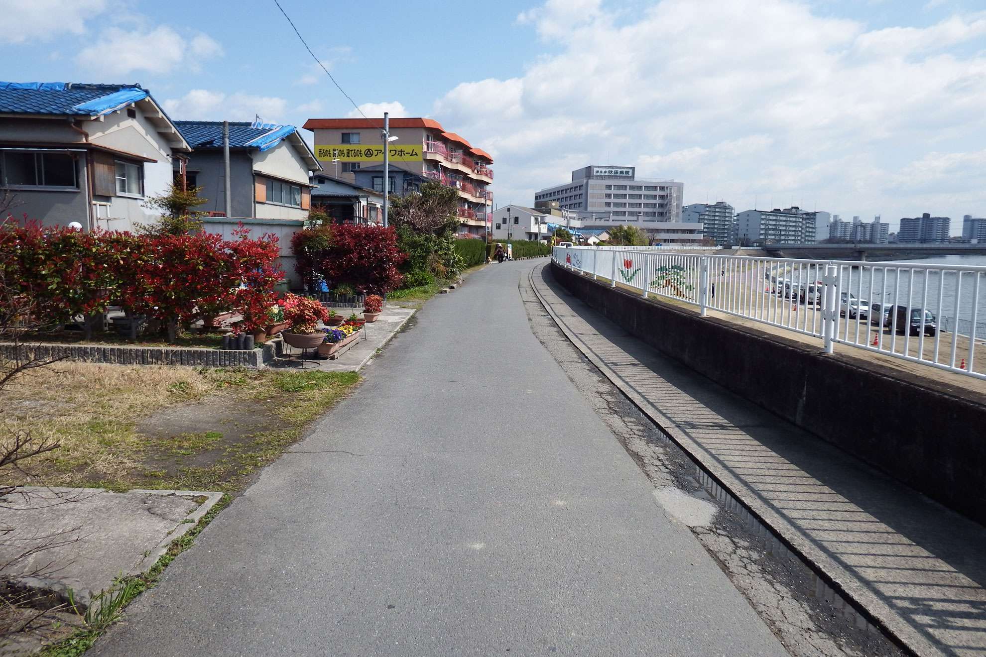 町の南端を神崎川が流れています。