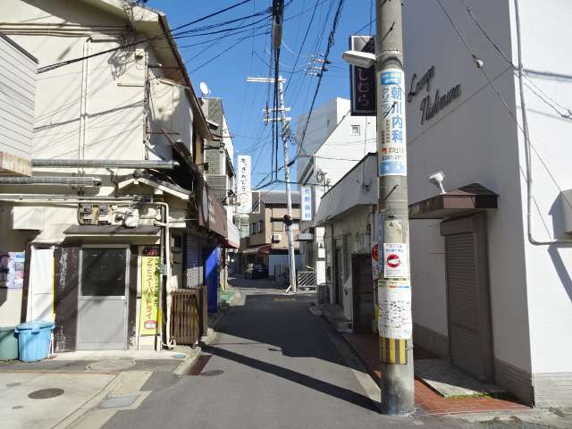 町の北部を西方向から見た景色。狭い街路沿いに住宅や店舗が密集しています。