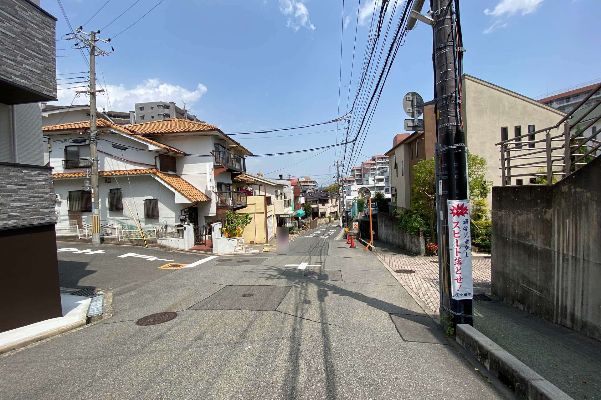 丘陵地にあるため、坂道になっているところがあります。