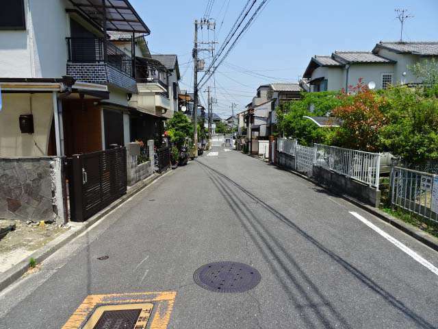 区画が整った街路沿いに一戸建てが並んでいます。