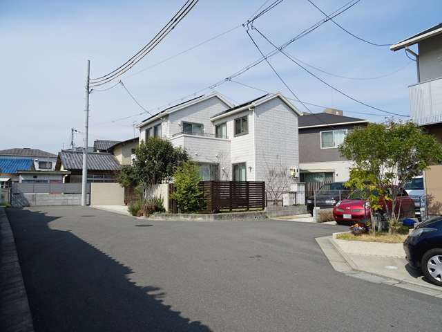 町の南東部にある住宅地を南東方向から見た景色。行き止まりの街路沿いに一戸建てが経っています。
