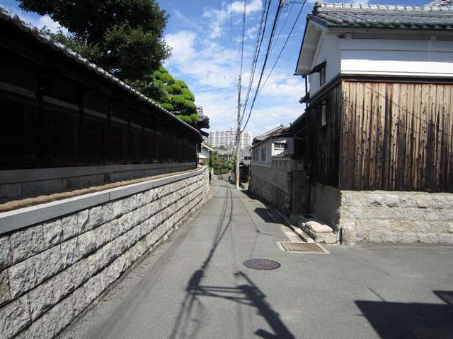 『山田千軒』の中は道幅が狭く入り組んだ街路が多く、車の運転には注意が必要です。