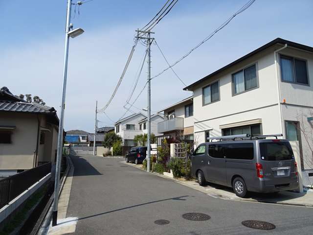 町の南東部にある住宅地を南東方向から見た景色。細い路地にも街路灯が設置されています。