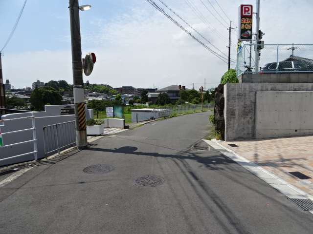 奥には田畑が広がっています。