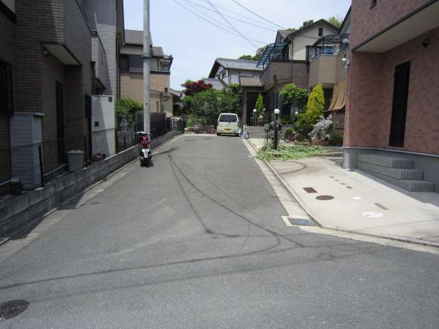 比較的新しい一戸建てが並んでいます。