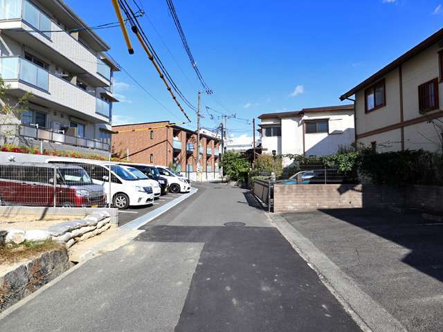 一戸建てやマンションなどが混在しています。
