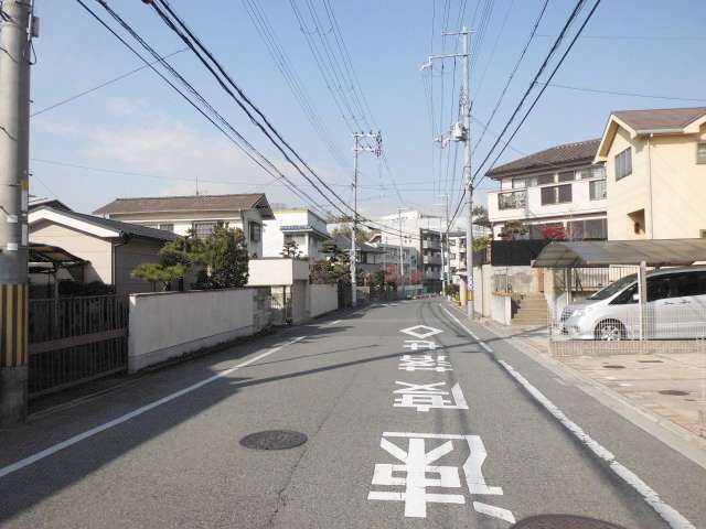 道幅の狭い街路が多いですが、町の中央部を南北に通る主要道路は道幅が広いです。