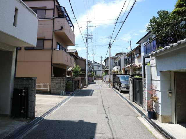 町の北西部を東方向から見た景色。平坦な街路沿いに一戸建てが並んでいます。