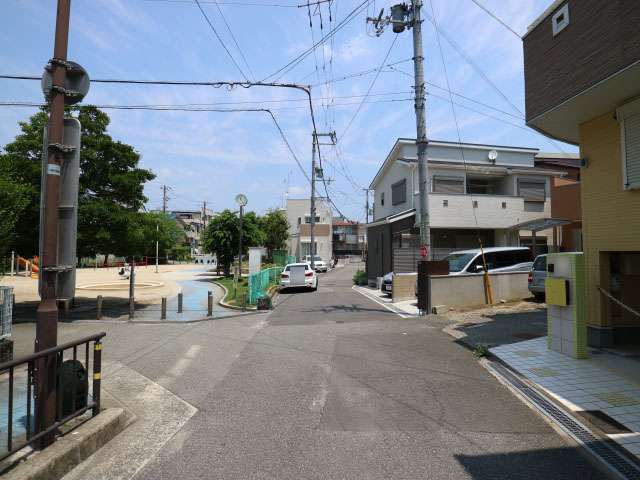 町の南西部を南方向から見た景色。左側には公園があります。