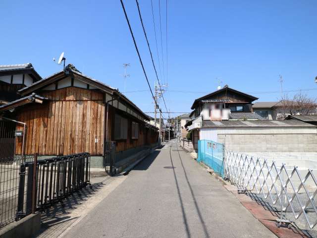 町の北部を南方向から見た景色。狭い街路沿いに古風な家屋が多く残っています。