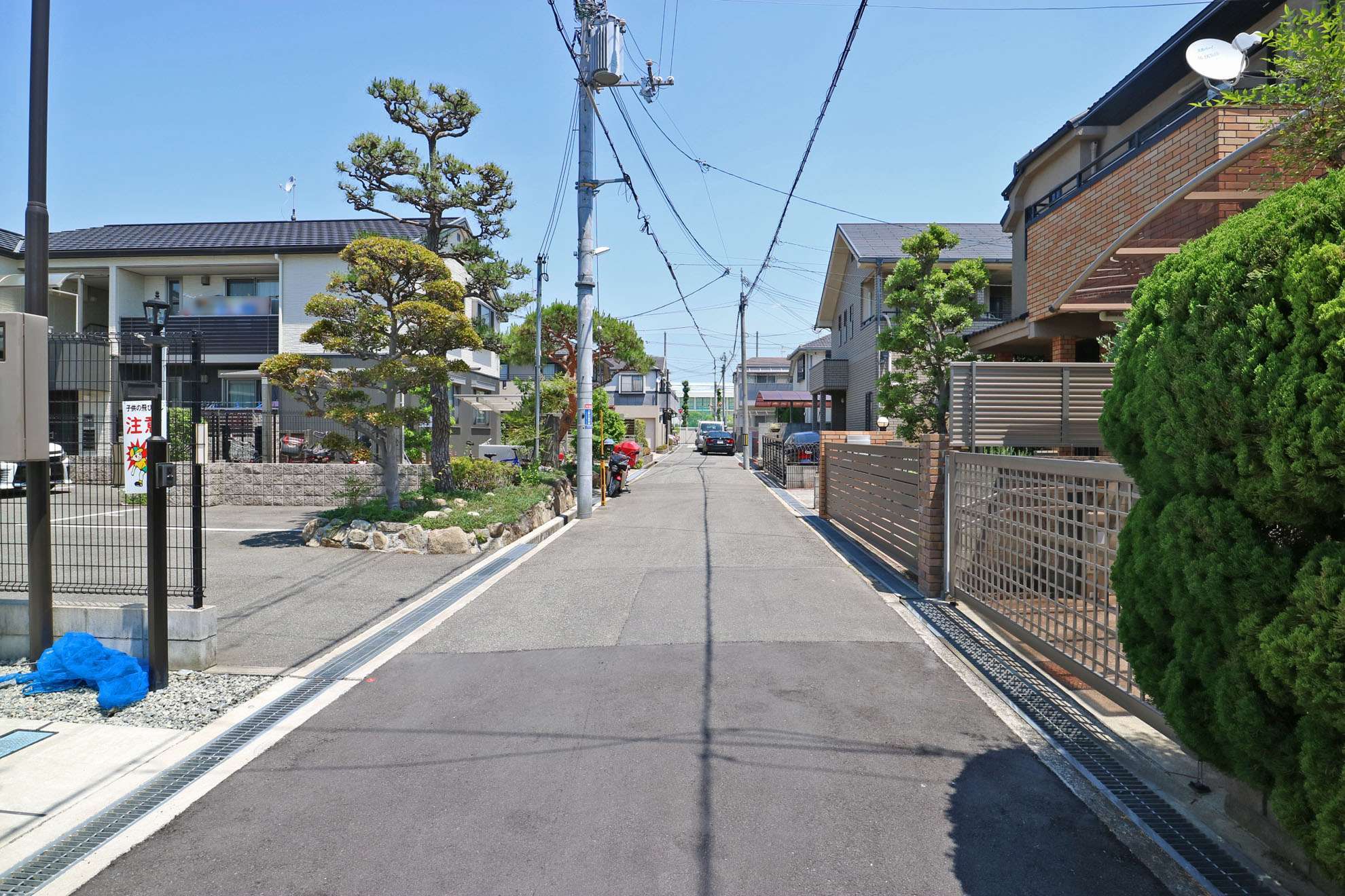町の南東部を南方向から見た景色。第1種低層住居専用地域が多く、一戸建てが中心に並んでいます。