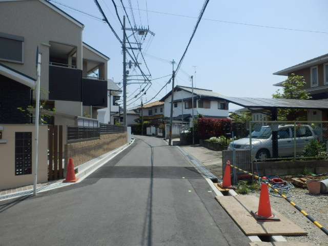 町の北部を北西方向から見た景色。道幅の狭い街路が多いです。