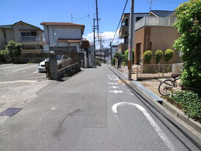 町の南西部を東方向から見た景色。緩やかな下り坂が続いています。