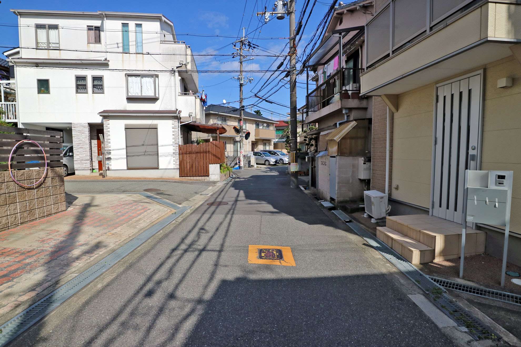 『上野西4丁目』は、一戸建てが中心に並ぶ住宅地。