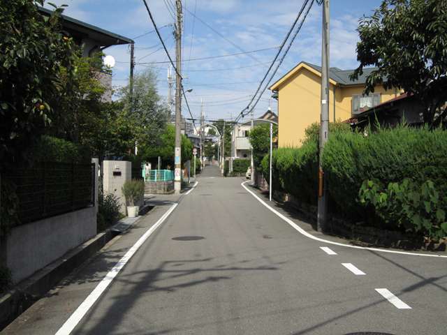 町の北西部を南西方向から見た景色。道幅の狭い街路が多いです。