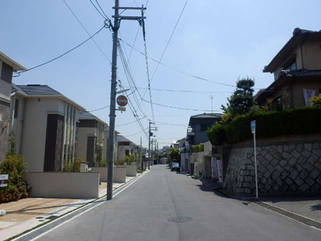 町の南部を北方向から見た景色。低層系の住居地域が広がり、一戸建てが多く並んでいます。