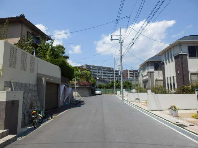 町の南部を南方向から見た景色。中央環状線に近い北部にはマンションが並んでいます。