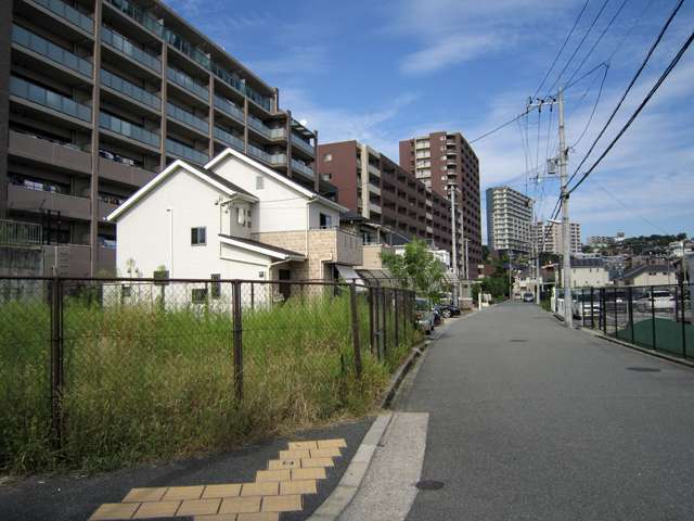 町の北部は高台にあるため、徒歩や自転車での移動が大変ですが、大阪モノレール線「少路」駅が徒歩圏内にあります。