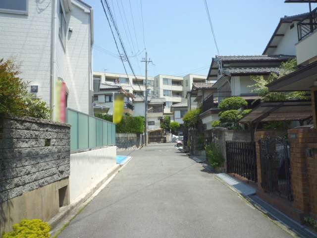 一戸建てが多く並んでいますが、マンションも一部見られます。