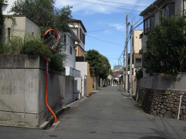 道幅は狭い街路が多いですが、緑豊かな街並みが魅力です。