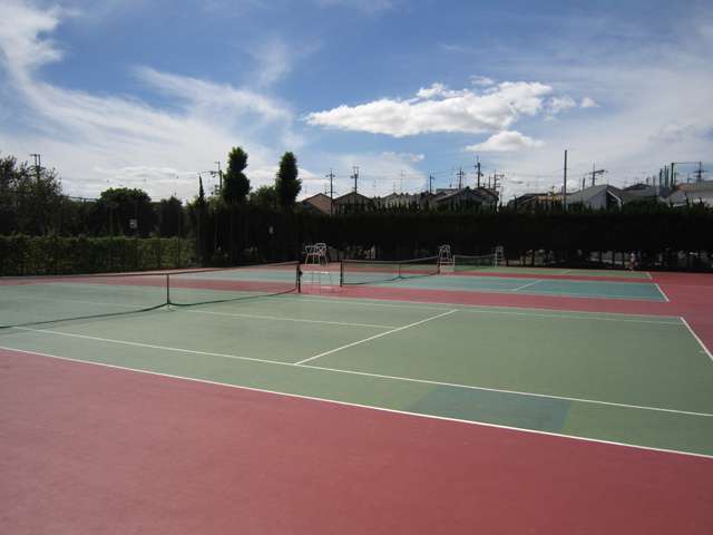 町の南部にあるテニスコートはため池を埋め立てて造成されました。