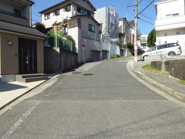 丘陵地にあるため、勾配が急な坂道が多いです。