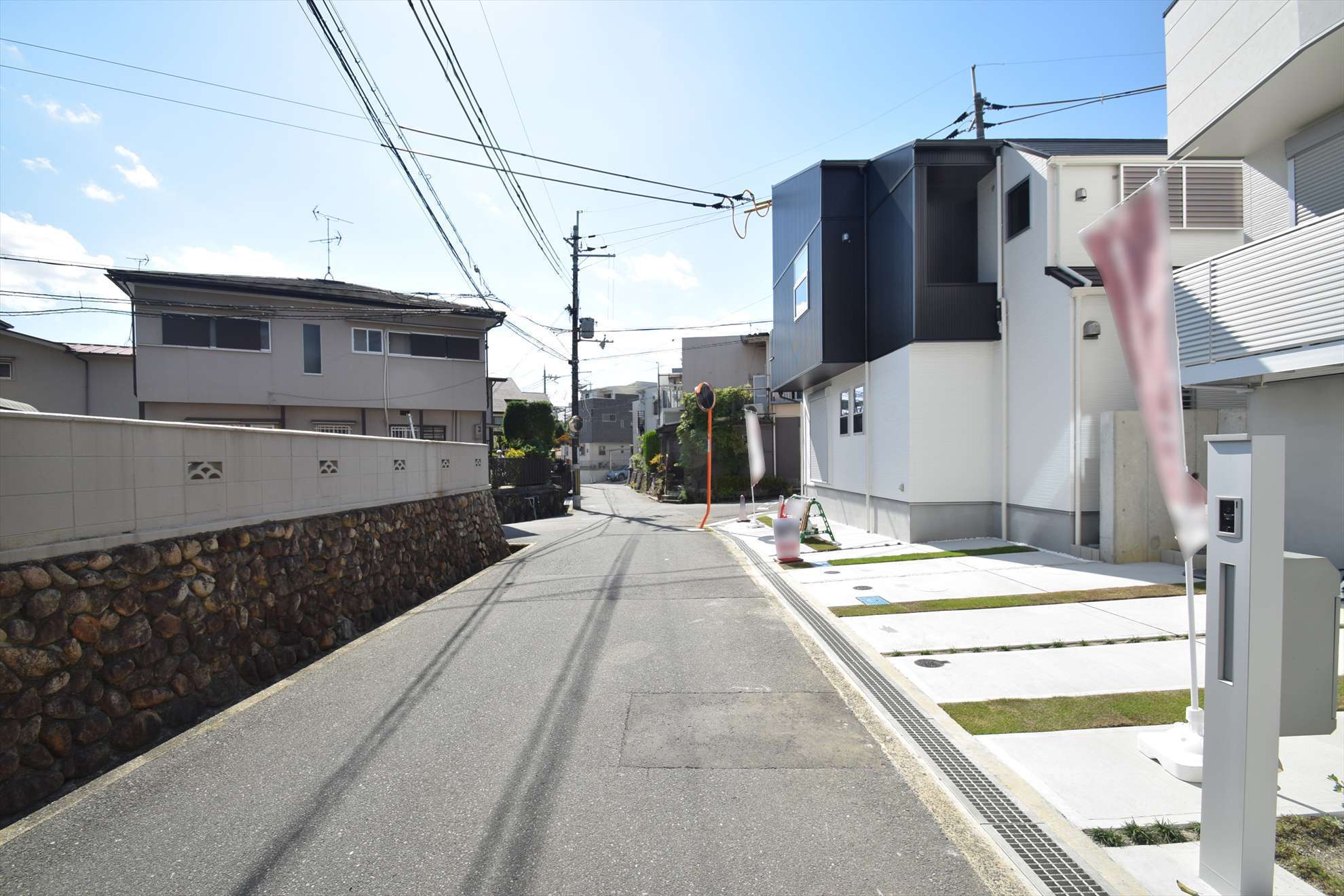 第1種低層住居専用地域が多く、一戸建てが多く並んでいます。