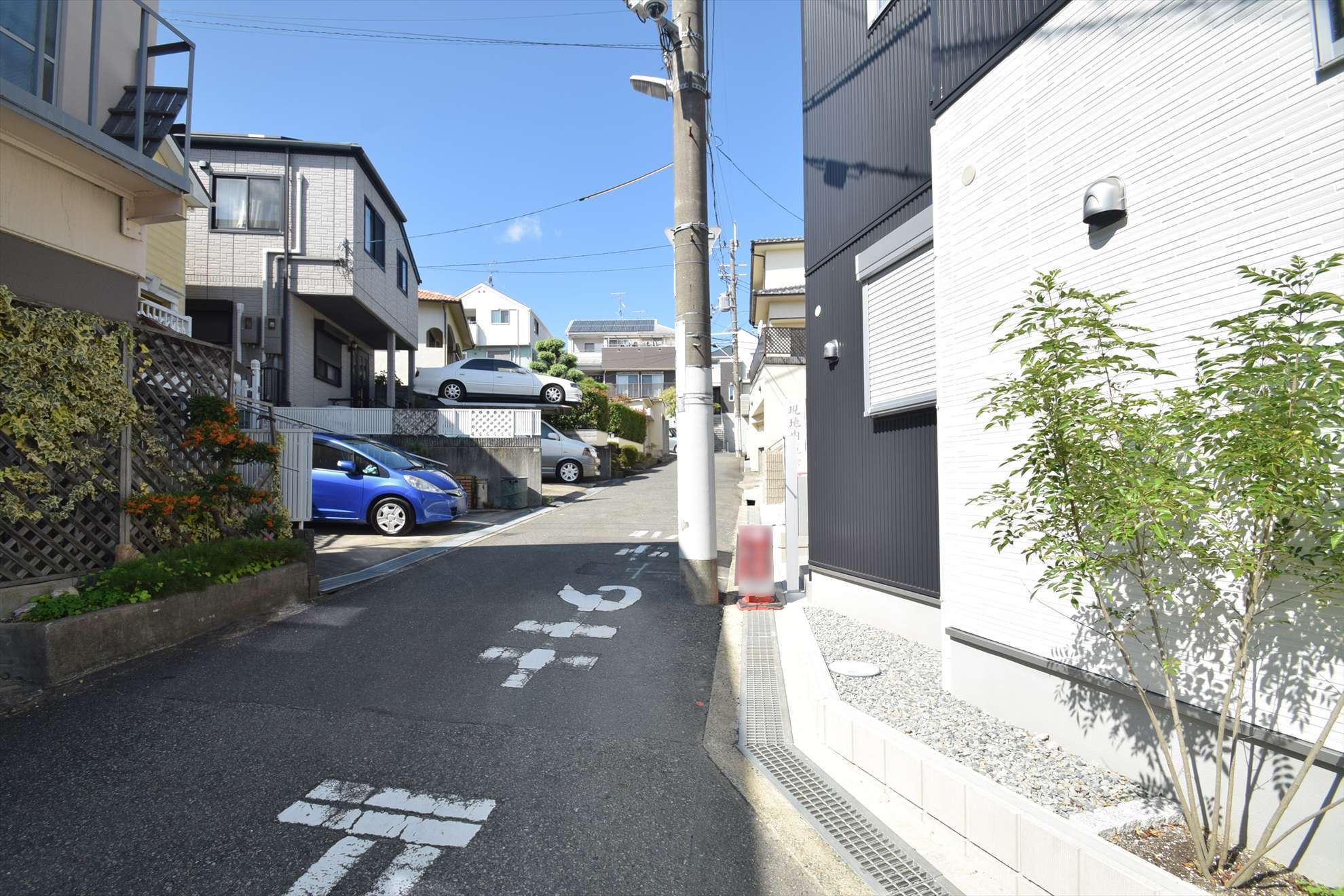 斜面地にあるため、下り坂が続いています。