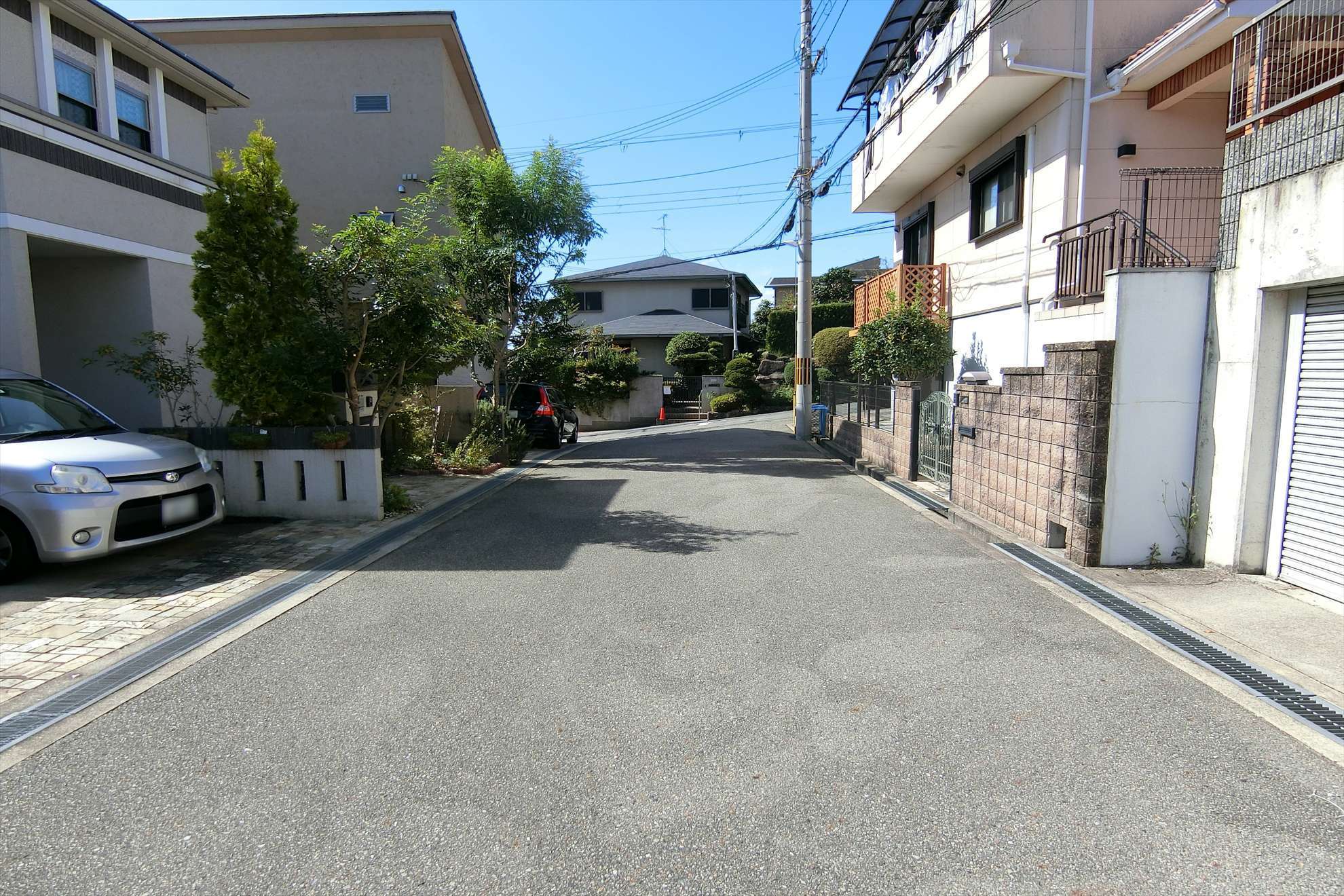 敷地の広い一戸建てが多く立ち並ぶ住宅地。