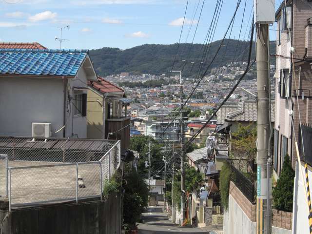 高台の頂点付近にあたる町の北端からは箕面の街並みや大阪市内のビル街を見渡せます。