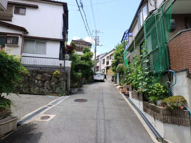 町の北部を東方向から見た景色。道幅が狭く坂道になっているため、車の運転には注意が必要です。