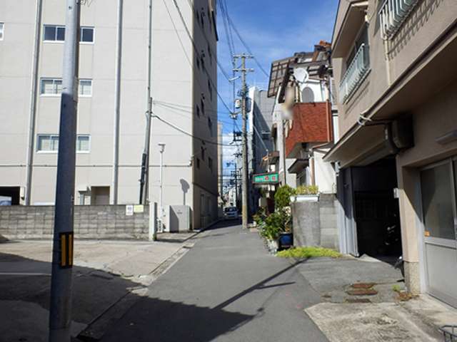 町の北東部を南西方向から見た景色。狭い街路沿いにビルや一戸建てが密集しています。