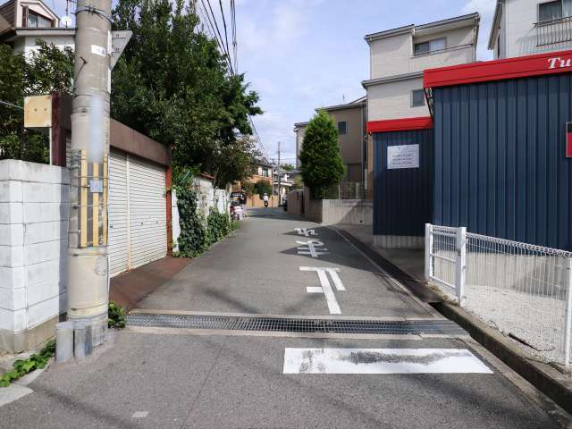 緩やかな坂道になっています。