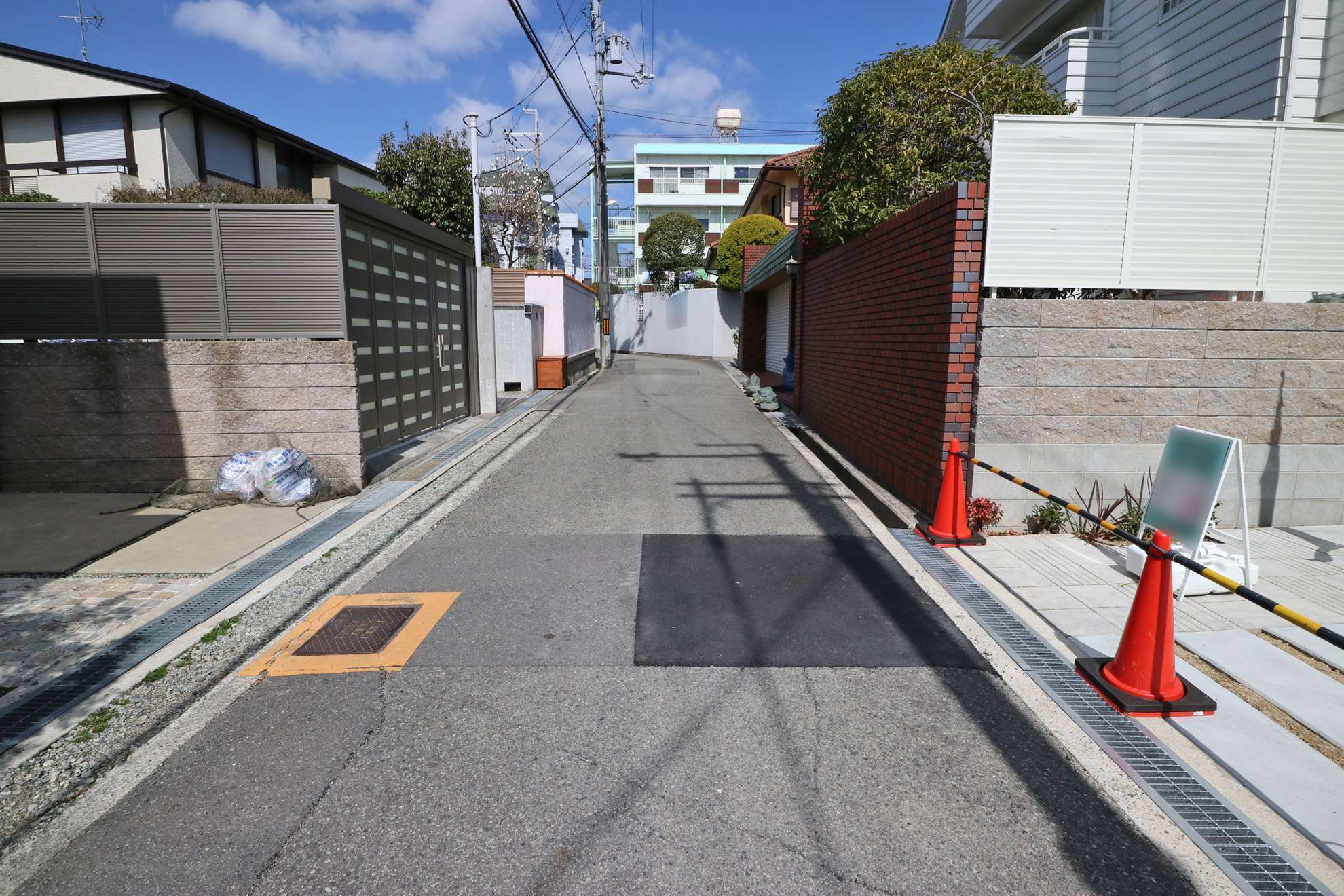 一戸建てやマンションが混在しています。