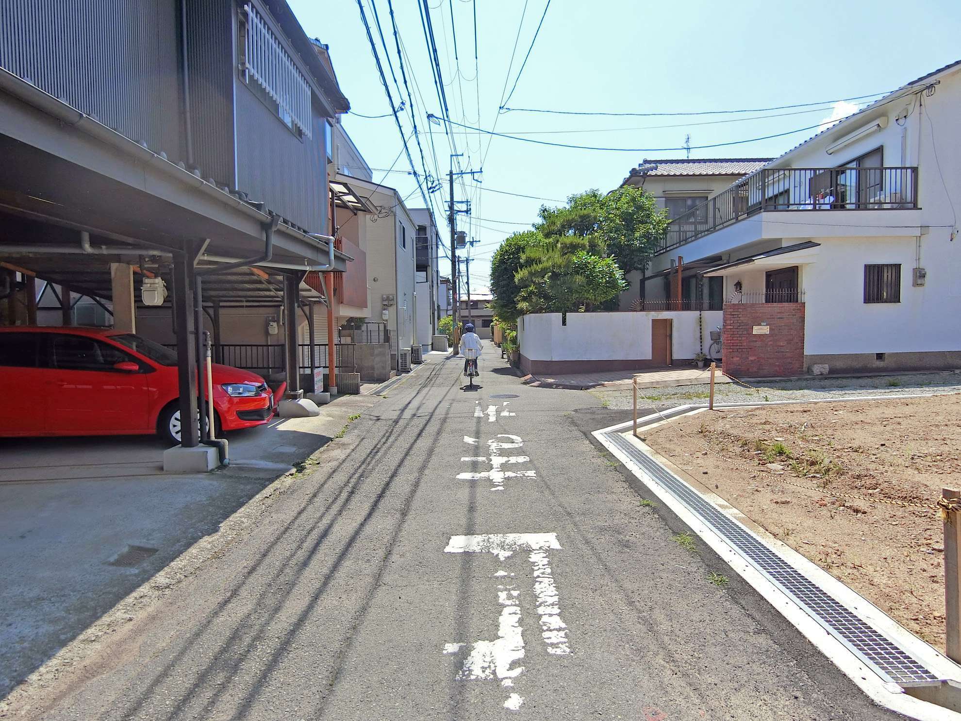 道幅は狭く・入り組んだ街路。