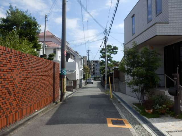 生垣や植栽のある家が多く見られます。