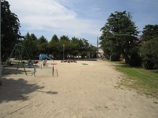 公園の中央を道路が通っており、東側の部分は岡町南1丁目にあります。