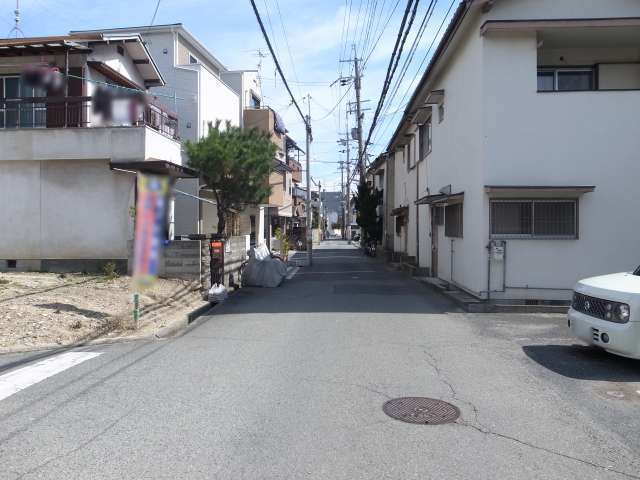 町の南部を西方向から見た景色。一戸建てなどが並んでいます。