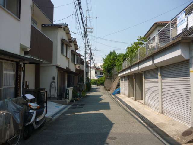 町の北西部を南方向から見た景色。右(東)側は周辺より少し小高い丘になっています。