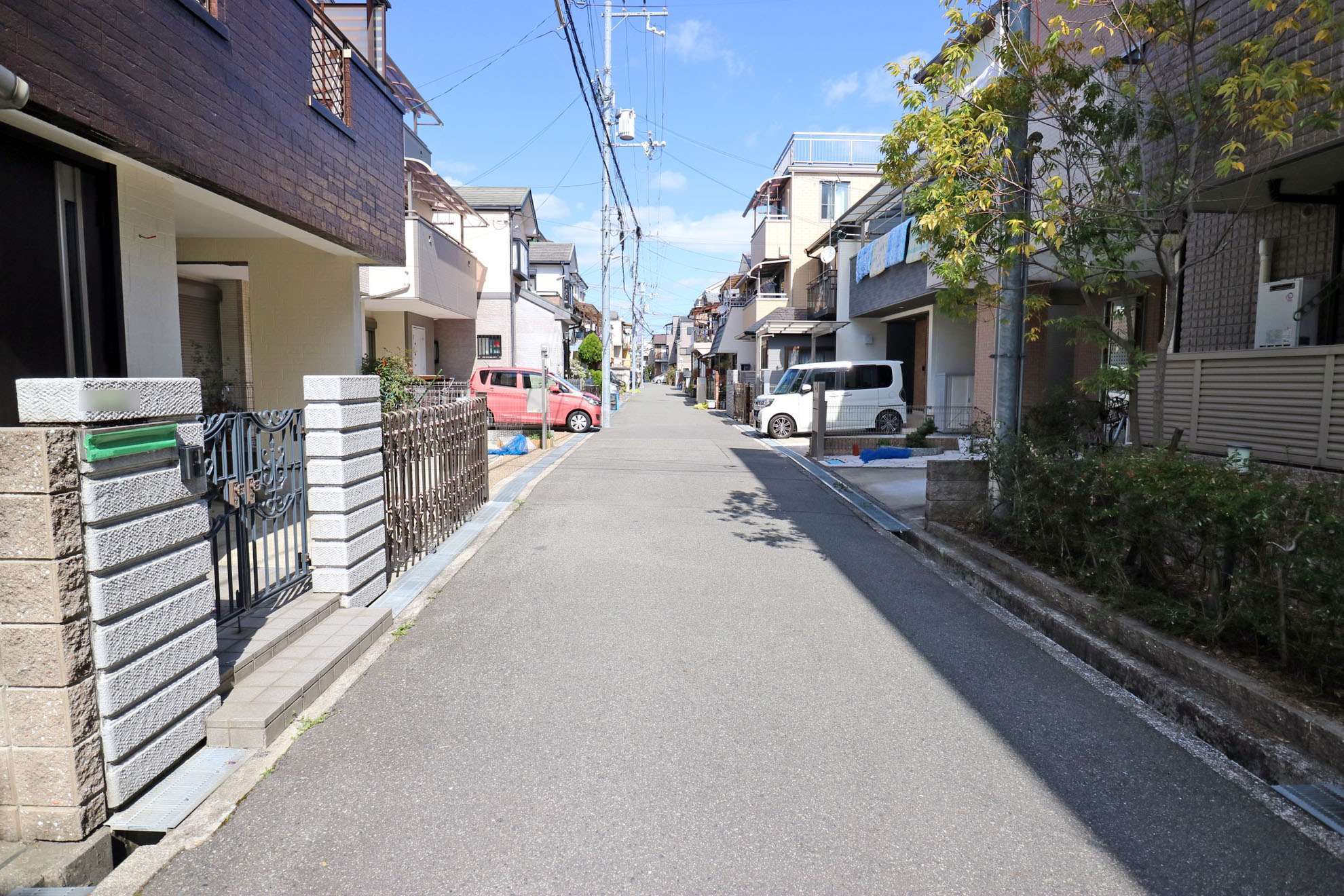 直線的な道路沿いに一戸建てが並んでいます。