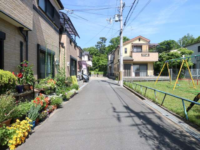 町の南東部を西方向から見た景色。高川の堤防のすぐ近くまで住宅が並んでいます。