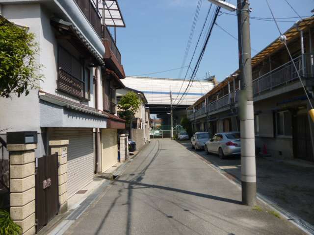 町の北東部を南方向から見た景色。一戸建てやアパートが並んでいます。町の北端には名神高速道路が通っています。