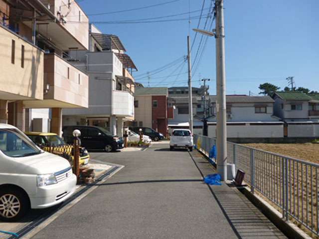 町の中央部を西方向から景色。住宅地の中に田畑も点在しています。