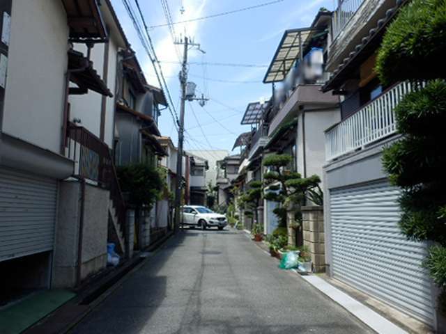 町の南側を東方向から見た景色。一戸建てが中心に並んでいます。