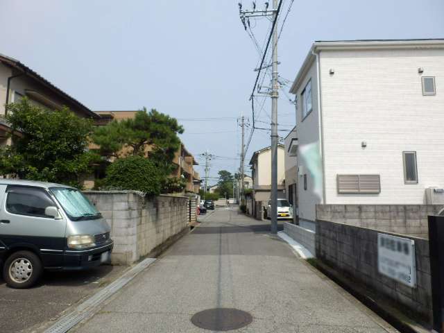 町の北部を西方向から見た景色。幅が狭い道路が多いです。