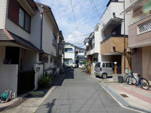 町の南部を南方向から見た景色。一戸建てやテラスハウスが密集しています。